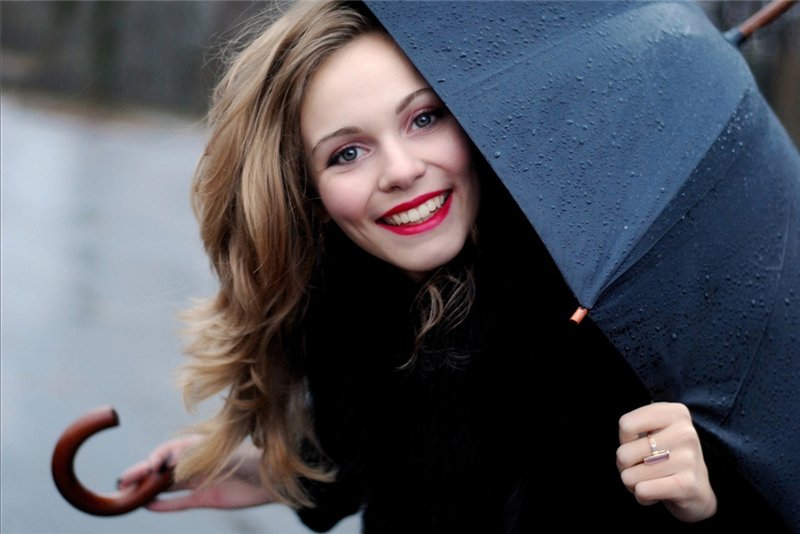 зонт девушка улыбается